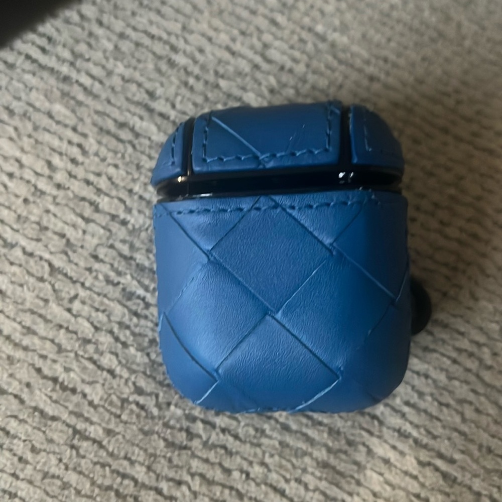 Bottega Veneta Intrecciato Leather AirPod Case - Picture 5 of 7